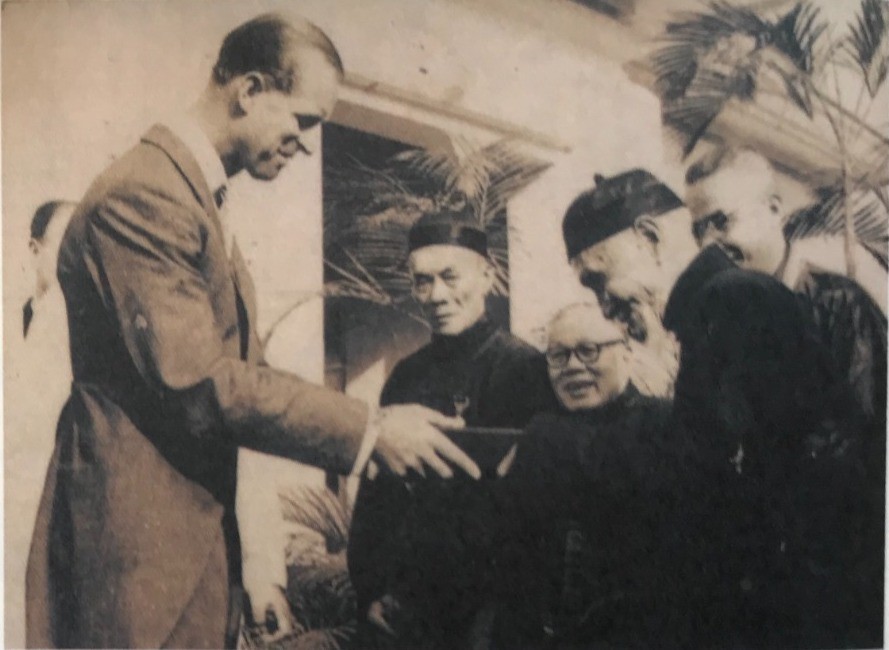 1959年菲臘親王贈送雪茄予新界鄉紳李仲莊等人。（圖片：作者提供）
