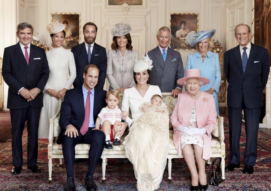 菲臘親王（後排右一）與英女王（前排右一)結婚後，才算真正擁有了一個家。（亞新社）
